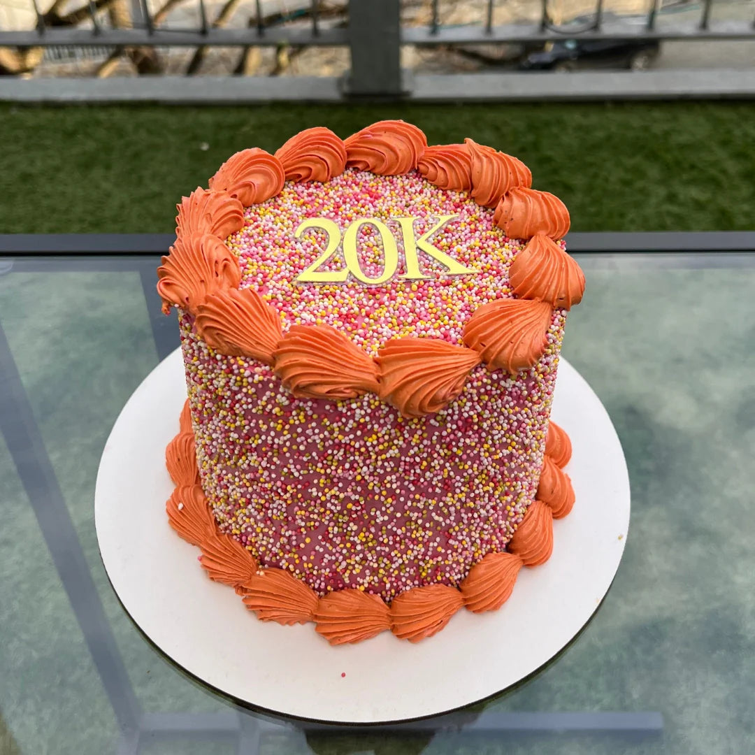 SPRINKLED MINI MESSAGE CAKE